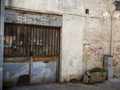Al civico 34 notiamo ad esempio un portone logorato dal tempo e una saracinesca abbassata. �Era l�officina di un ferraio ed � in disuso da una decina di anni�, ci dice il 60enne Antonio, proprietario di un locale in zona